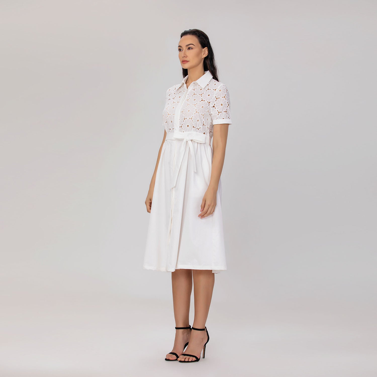 Robe chemise en dentelle et coton avec ceinture