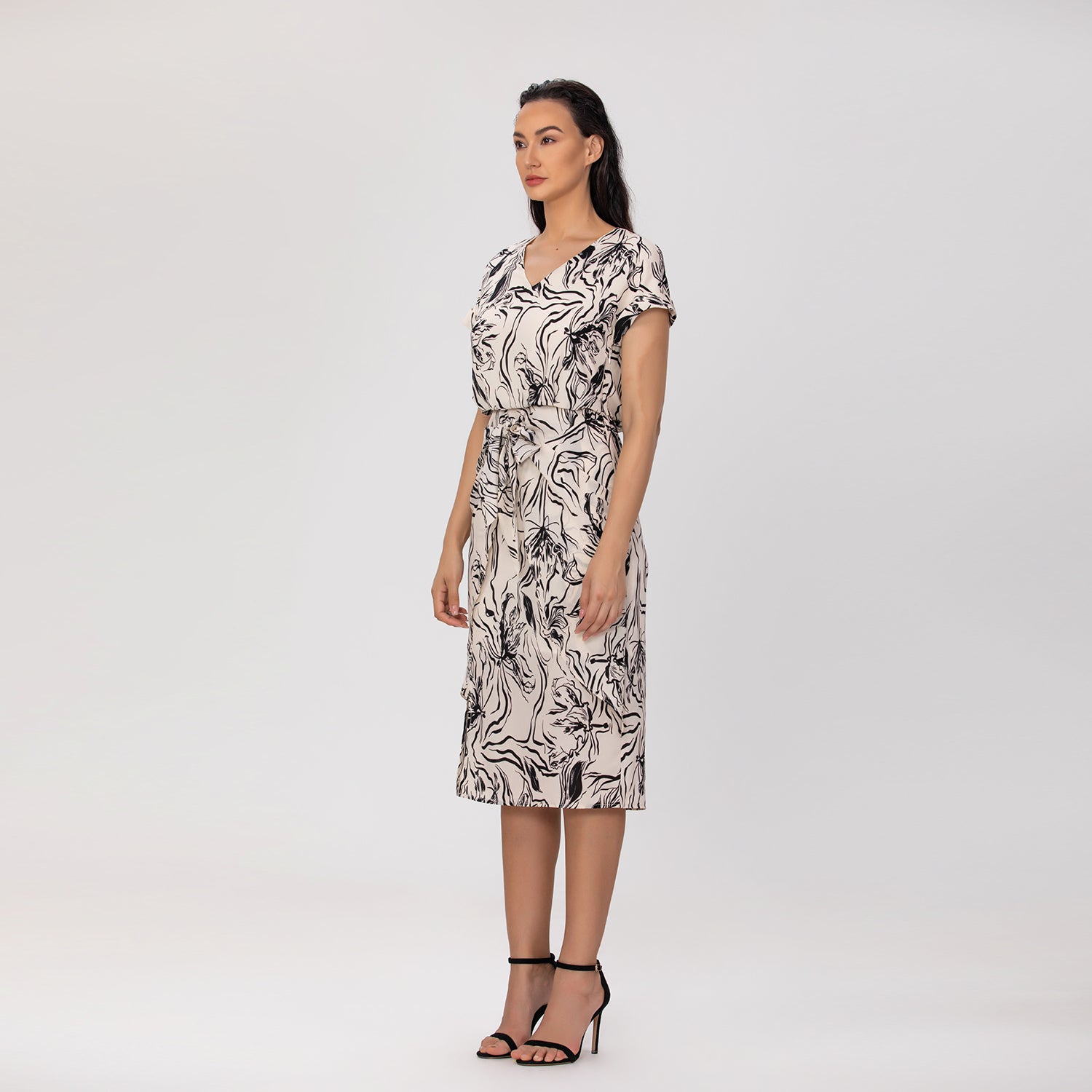 Robe mi-longue à imprimé feuillage et taille ceinturée