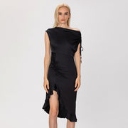 Robe ajustée à épaule dénudée et à fente volantée