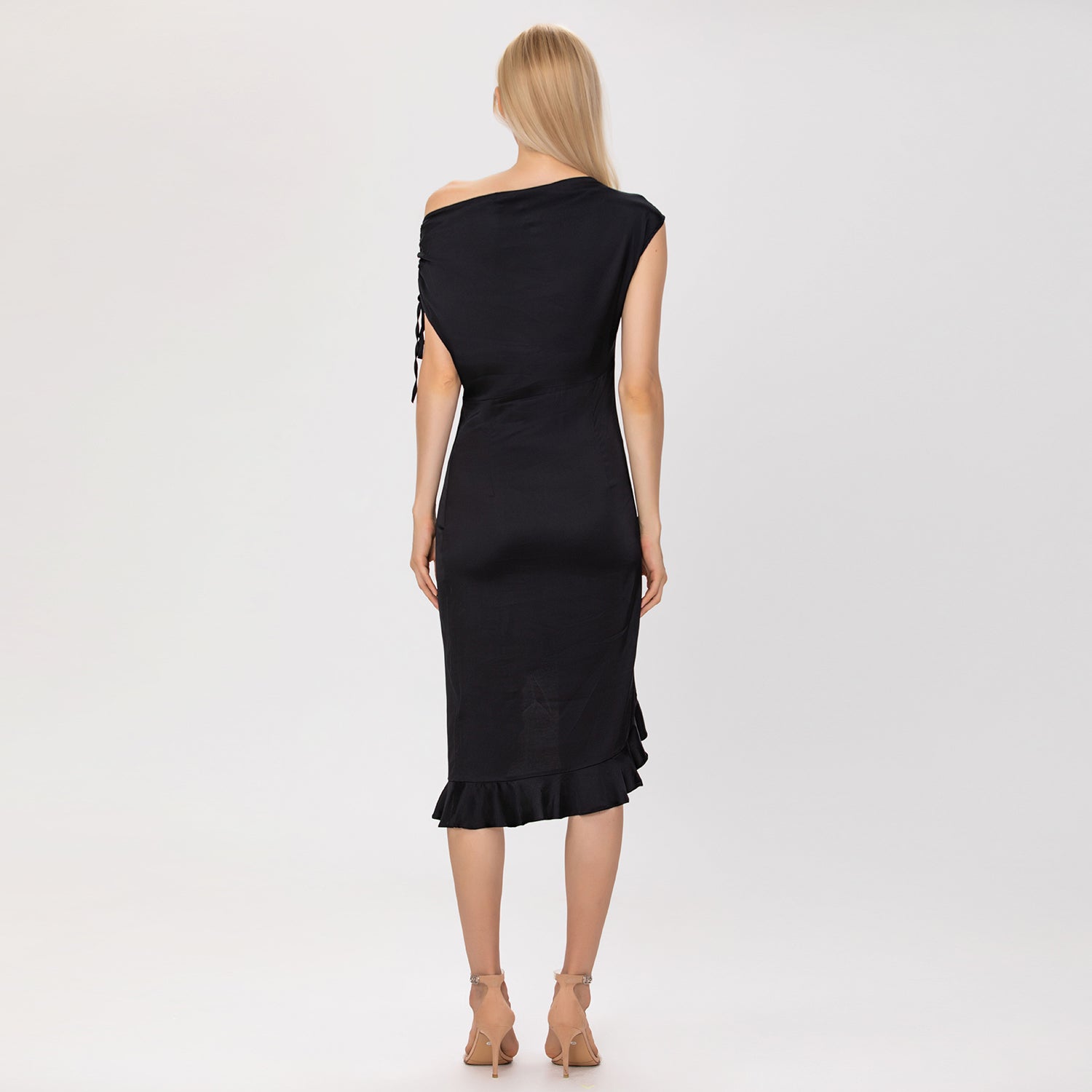 Robe ajustée à épaule dénudée et à fente volantée