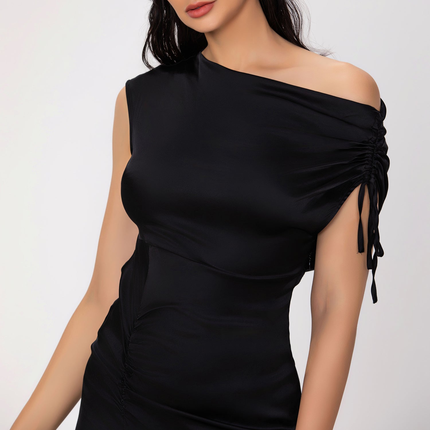 Robe ajustée à épaule dénudée et à fente volantée