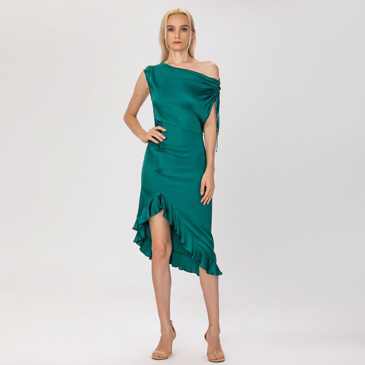 Robe ajustée à épaule dénudée et à fente volantée