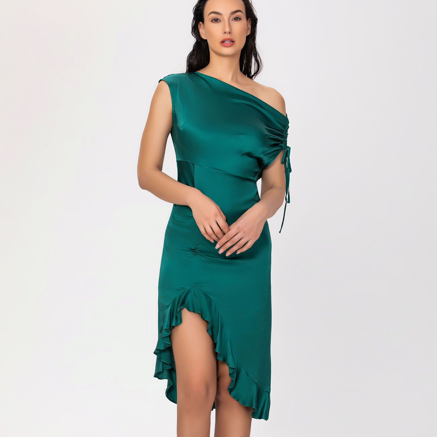 Robe ajustée à épaule dénudée et à fente volantée