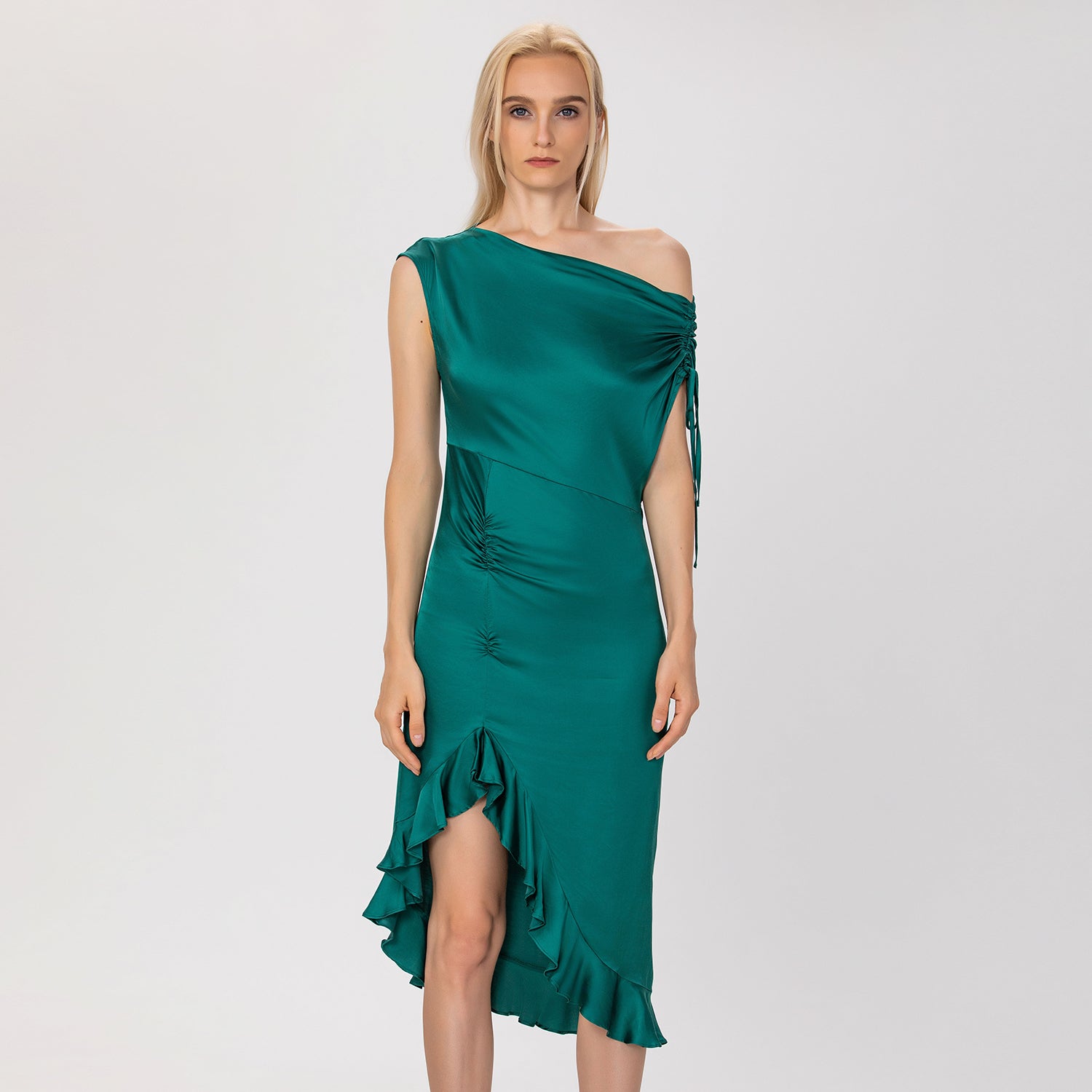 Robe ajustée à épaule dénudée et à fente volantée