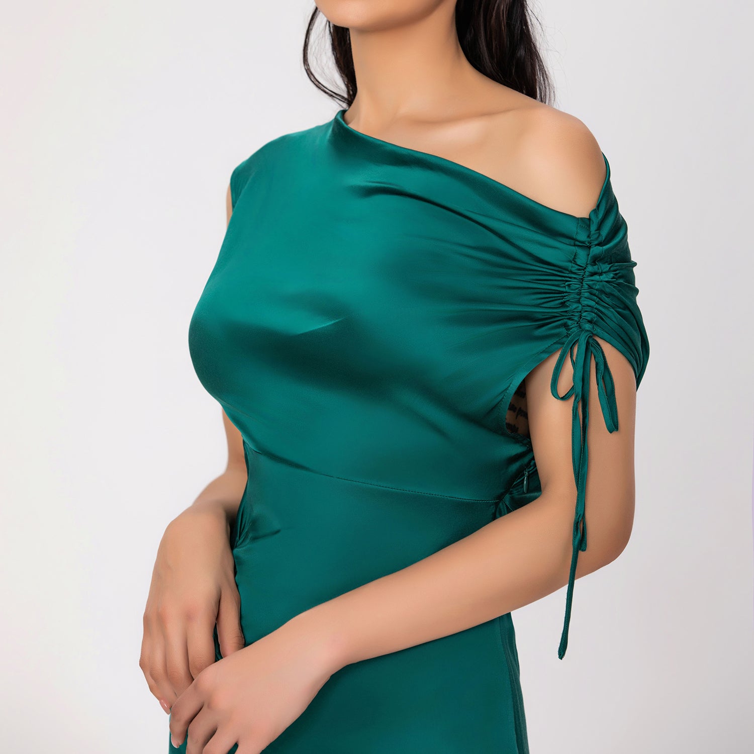Robe ajustée à épaule dénudée et à fente volantée