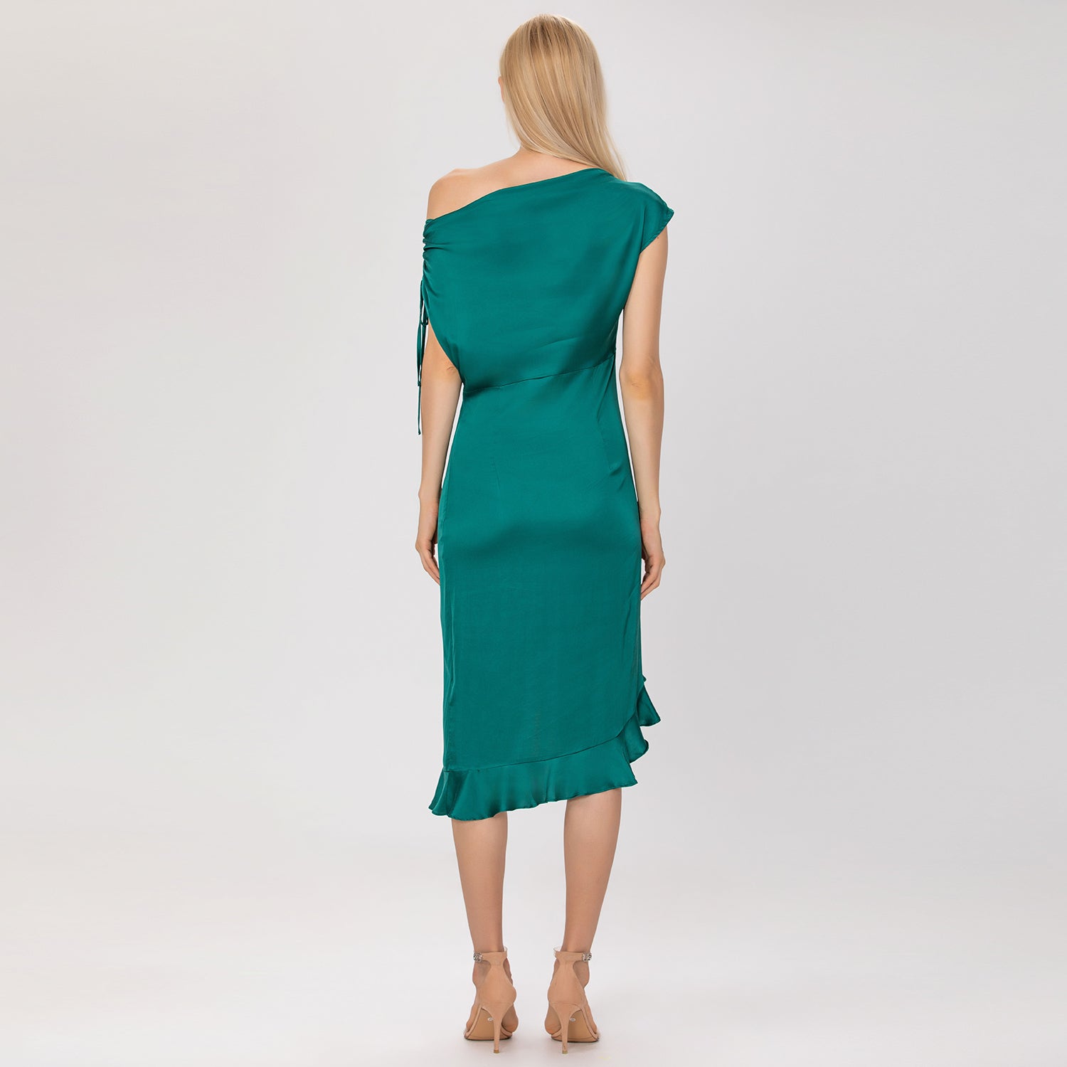 Robe ajustée à épaule dénudée et à fente volantée