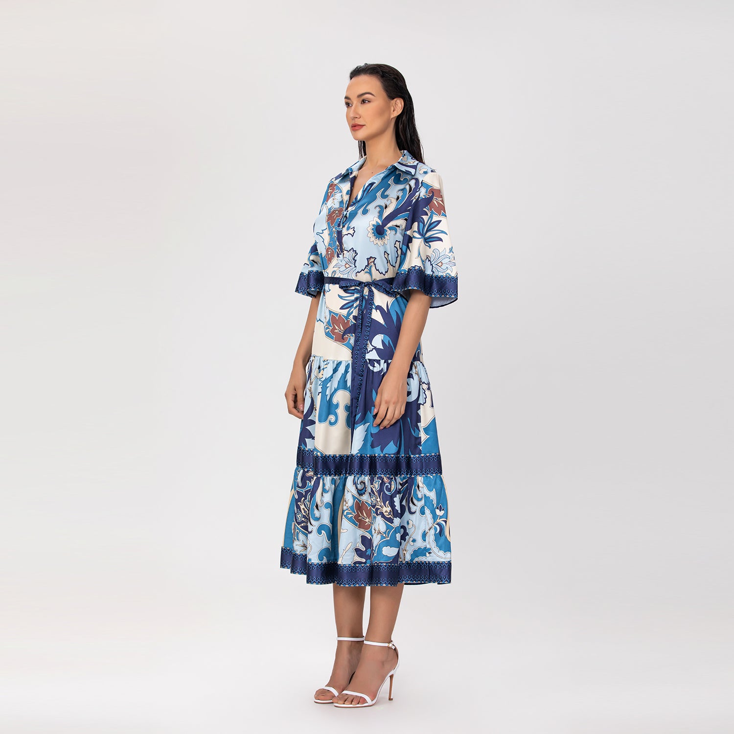 Robe chemise midi à imprimé artistique et ceinture nouée