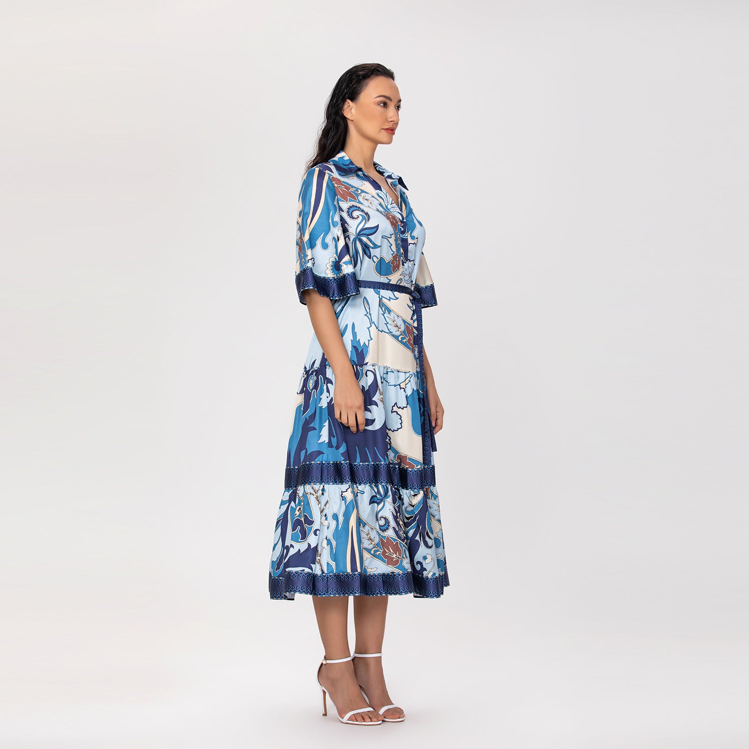 Robe chemise midi à imprimé artistique et ceinture nouée