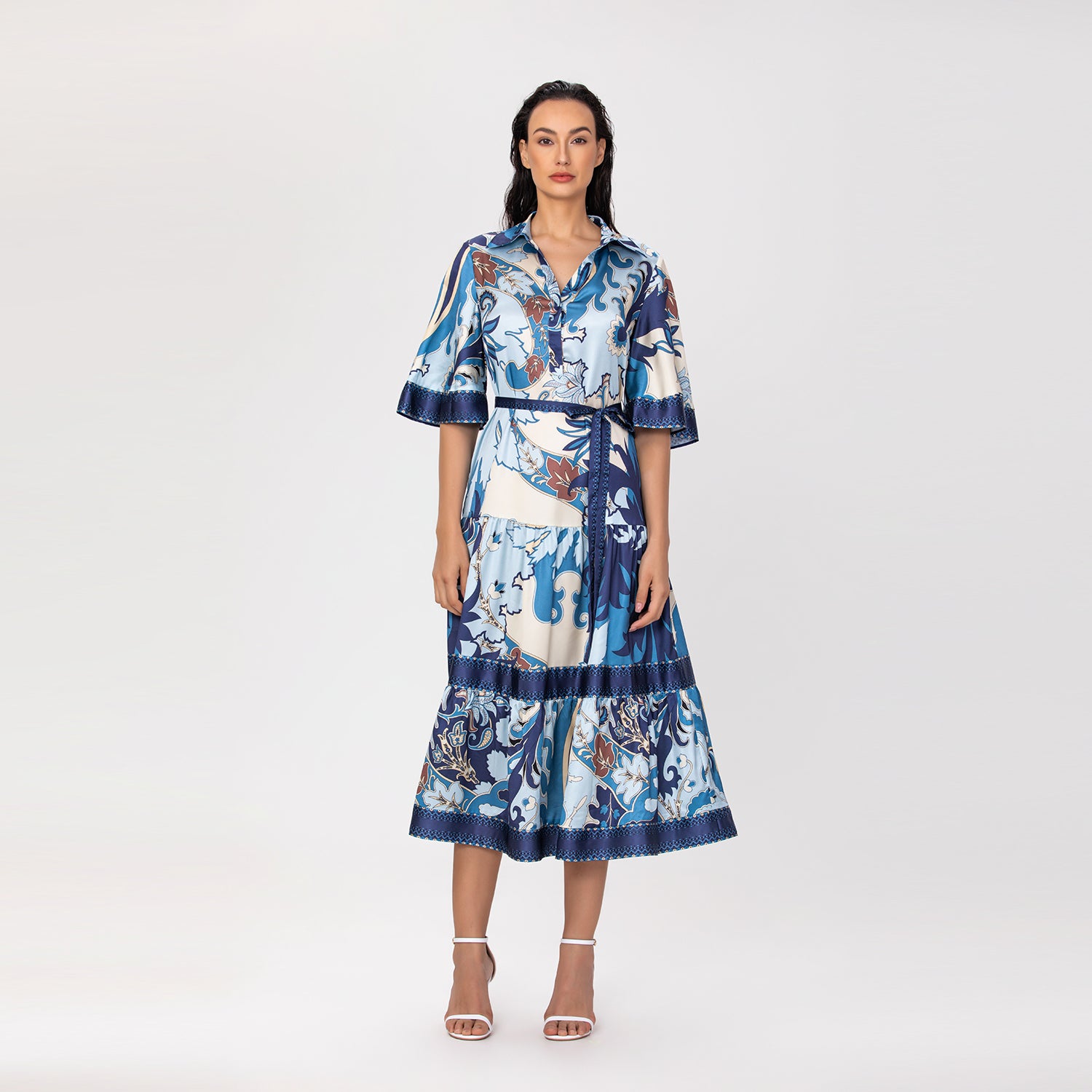 Robe chemise midi à imprimé artistique et ceinture nouée