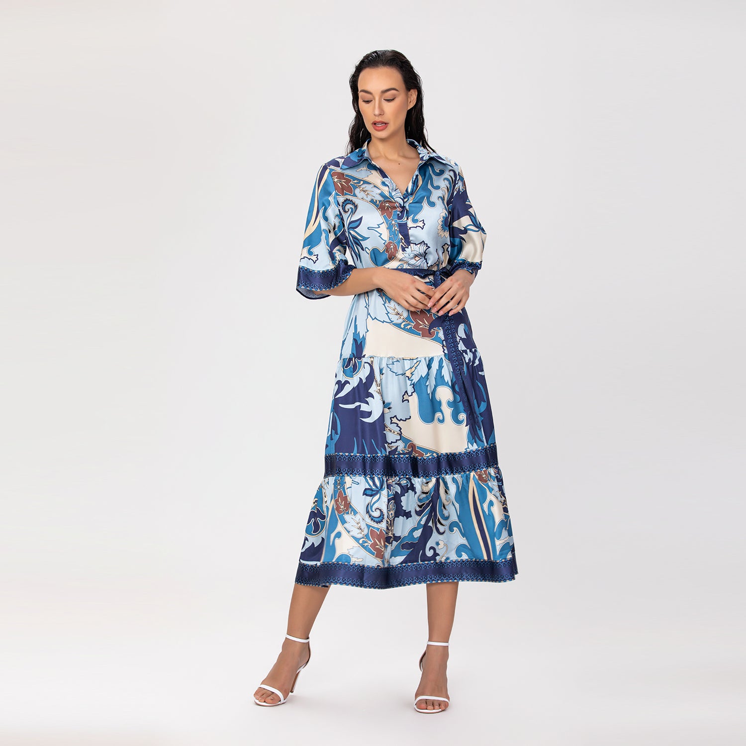 Robe chemise midi à imprimé artistique et ceinture nouée