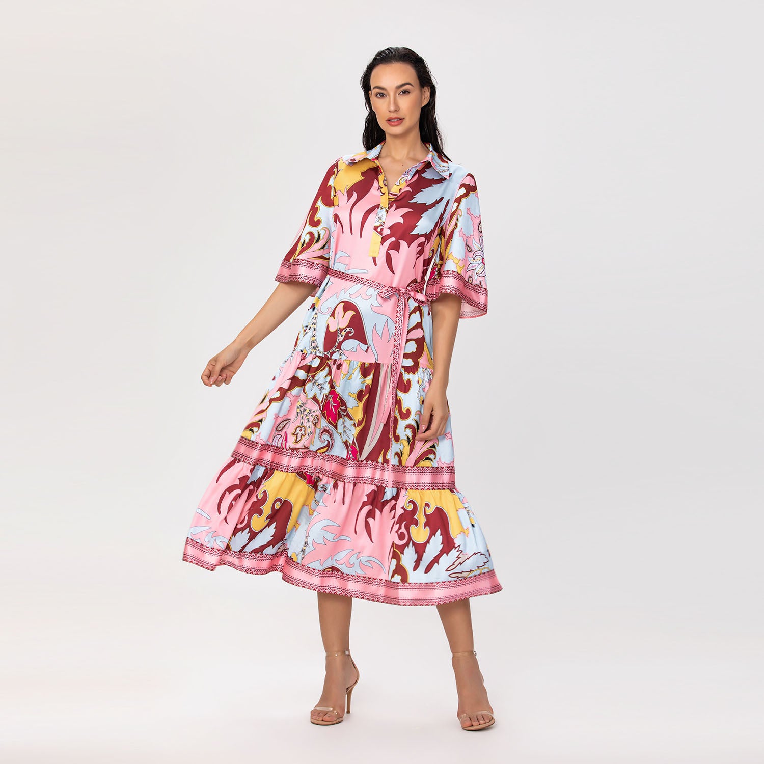 Robe chemise midi à imprimé artistique et ceinture nouée