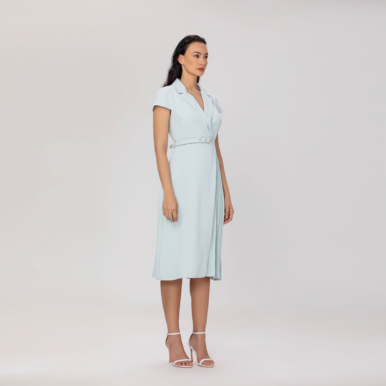 Robe midi plissée à col tailleur