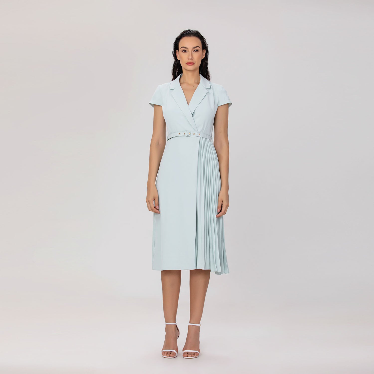 Robe midi plissée à col tailleur