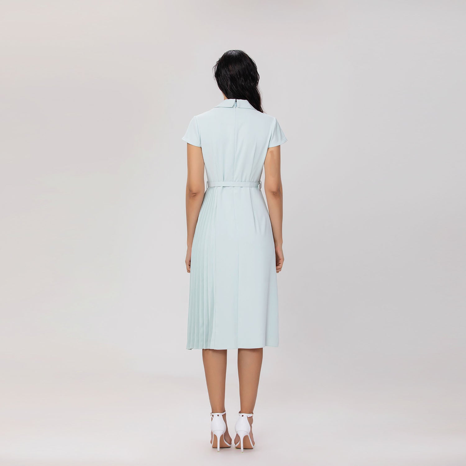 Robe midi plissée à col tailleur