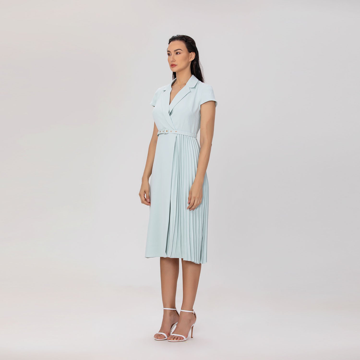 Robe midi plissée à col tailleur