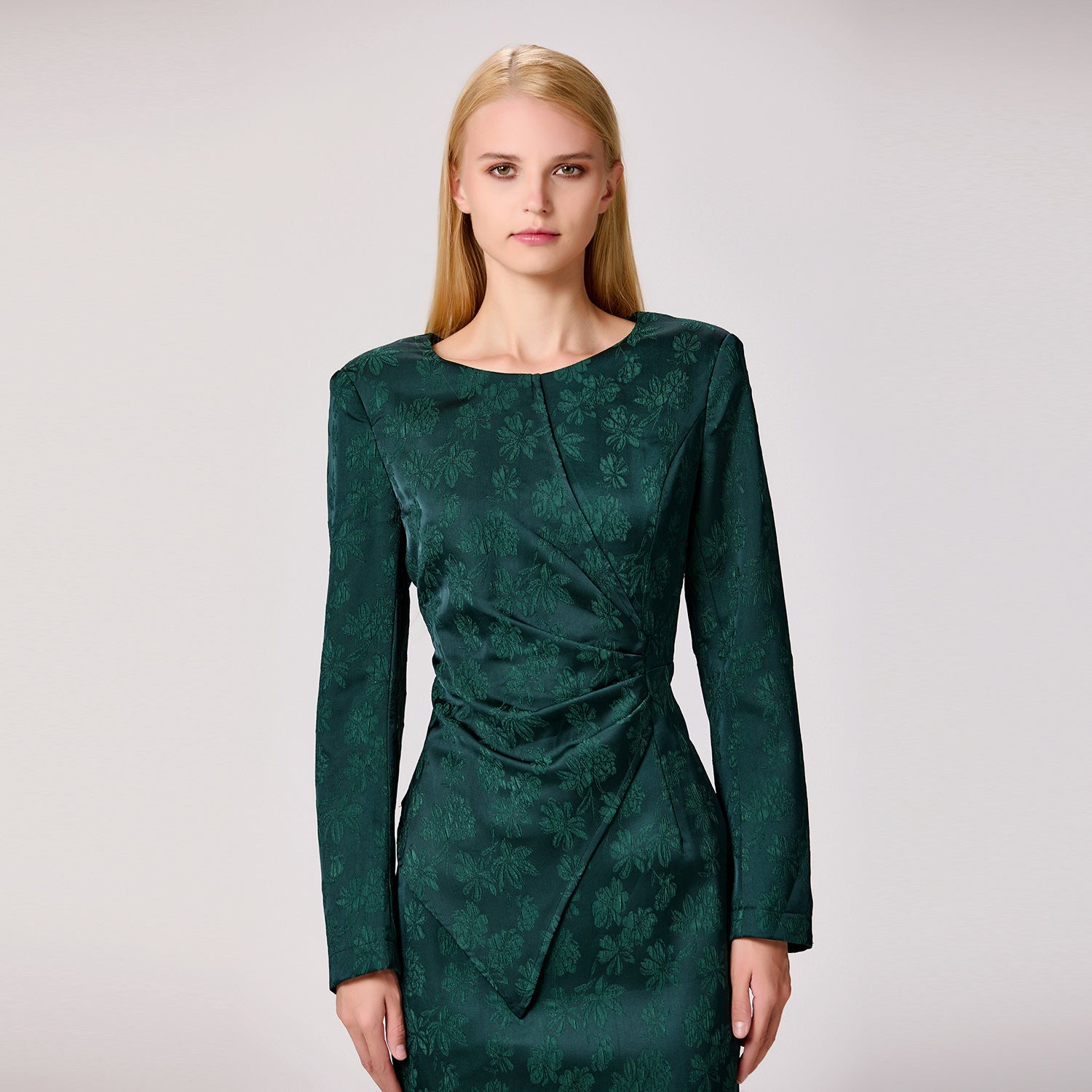 Robe asymétrique ajustée en brocart