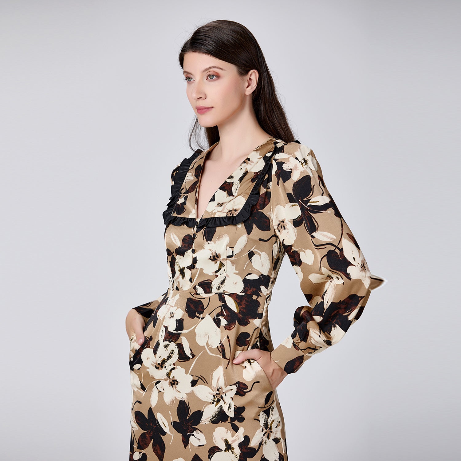 Robe à imprimé macro fleuri avec col volanté