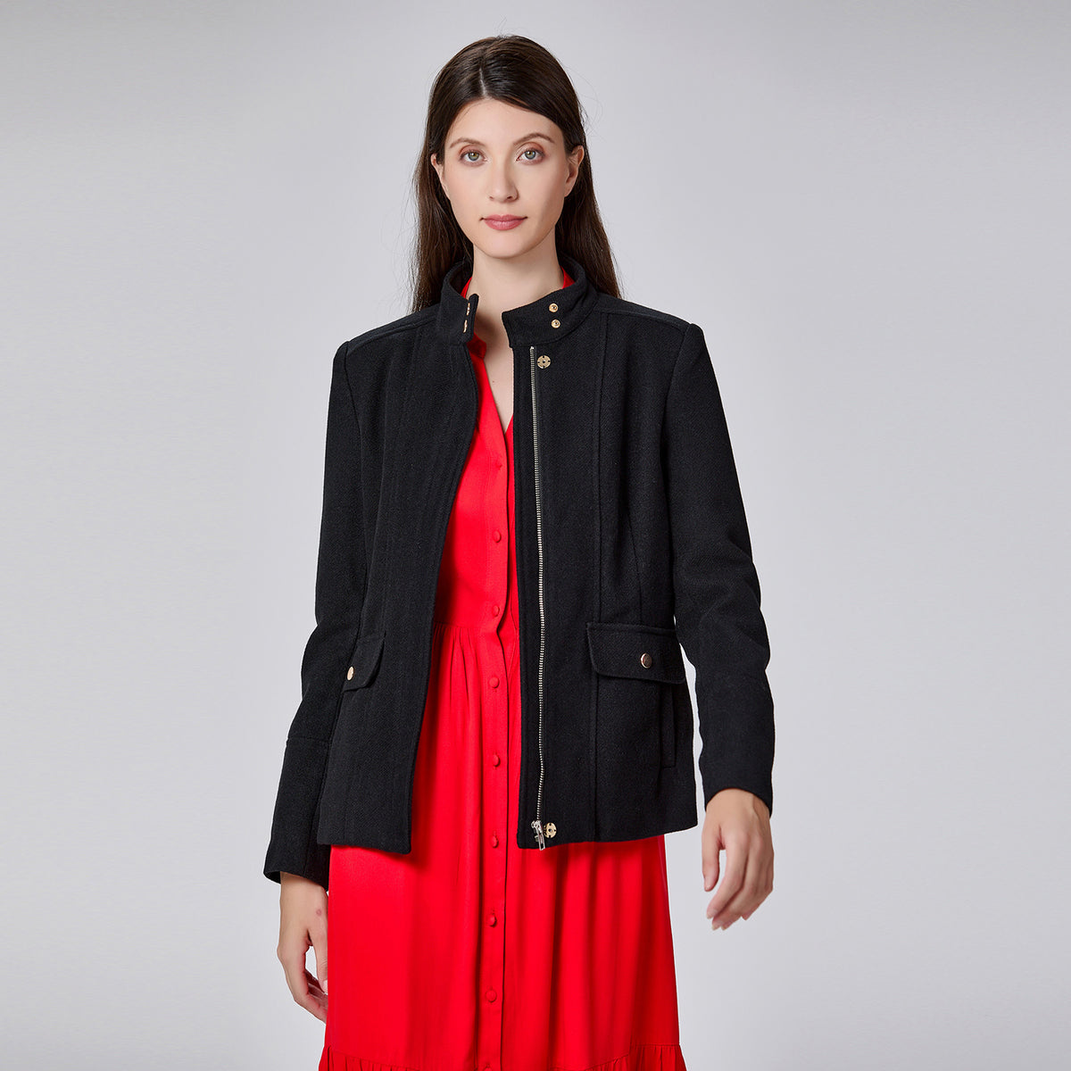 Veste minimaliste à col haut et poches plaquées