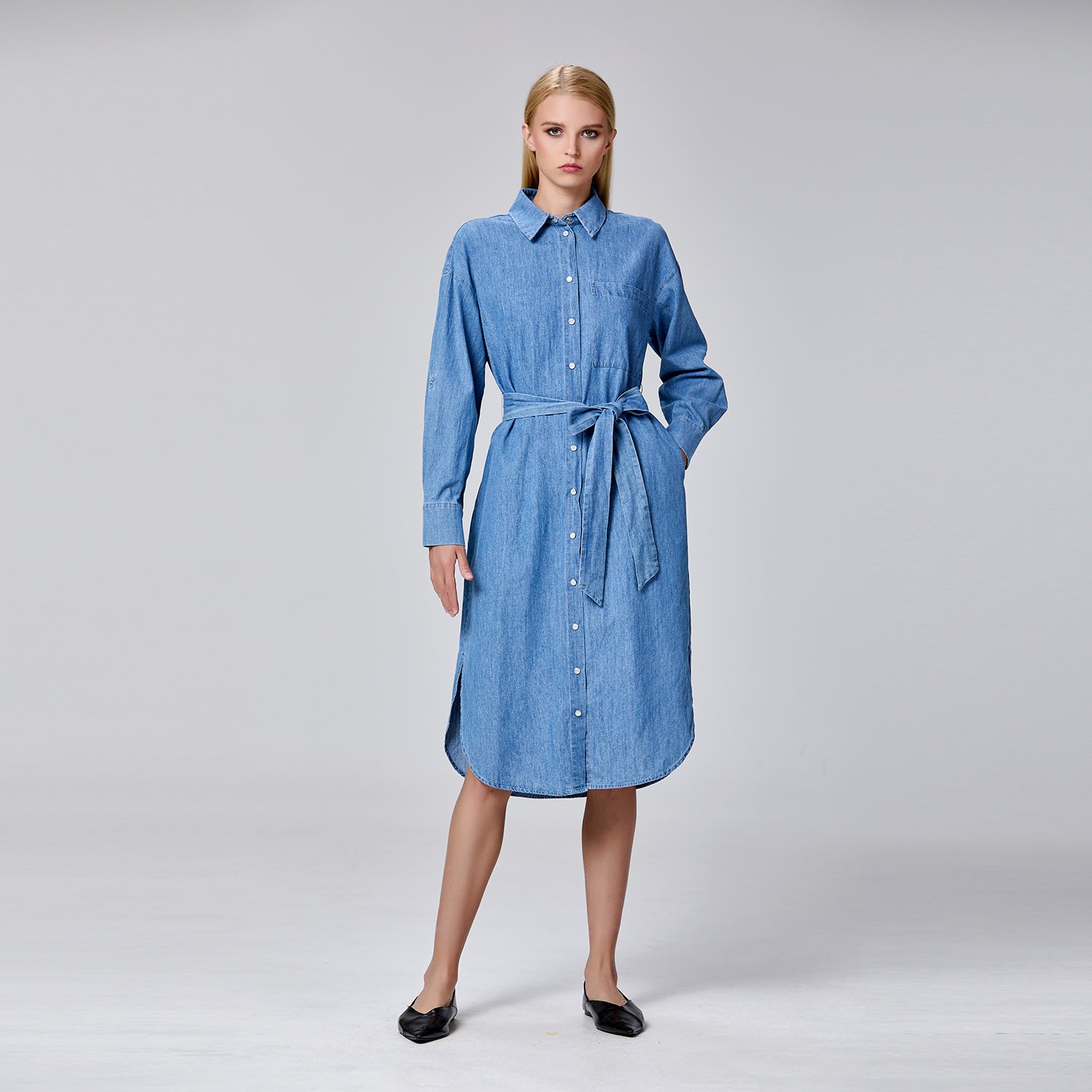 Robe chemise en denim  souple ceinturée