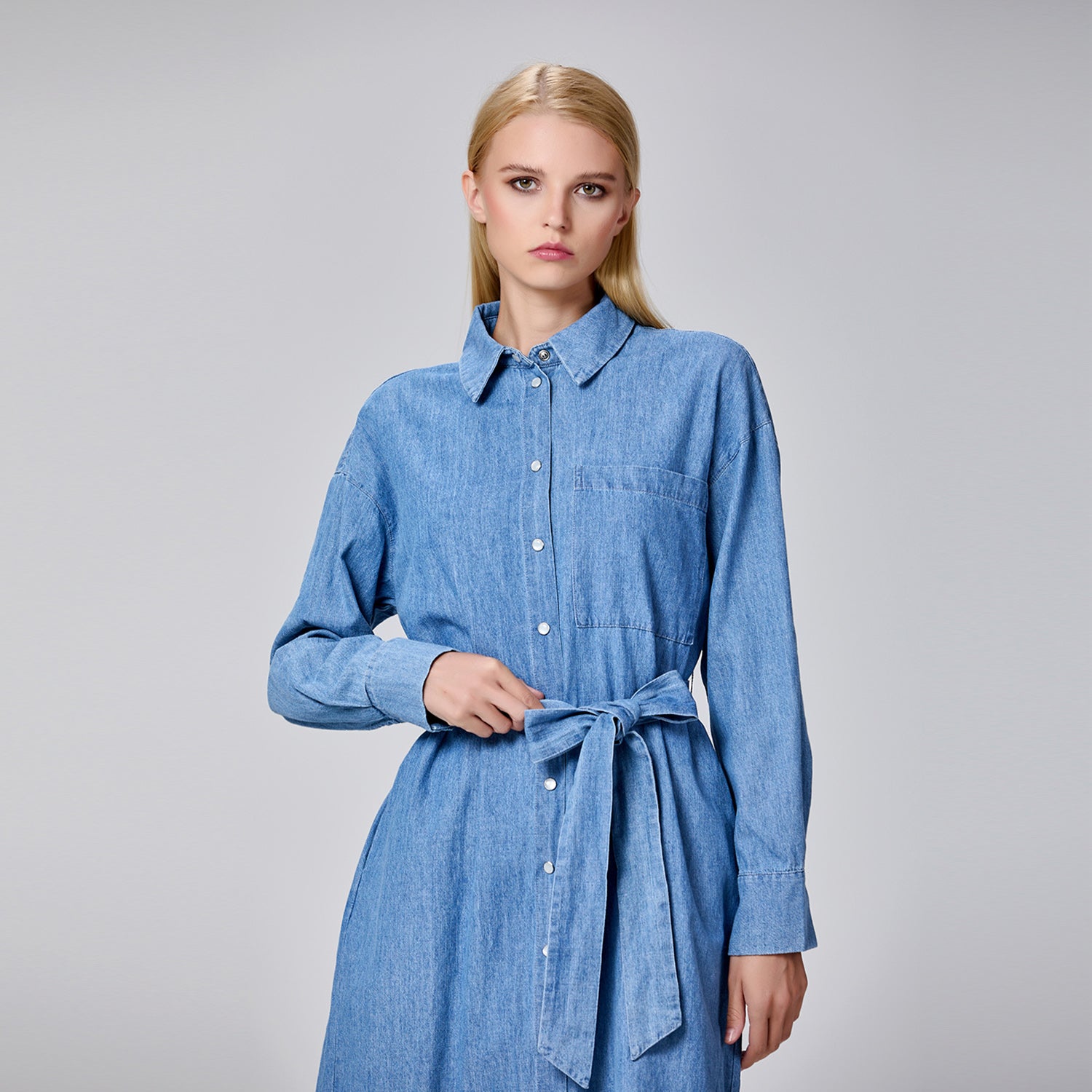 Robe chemise en denim  souple ceinturée