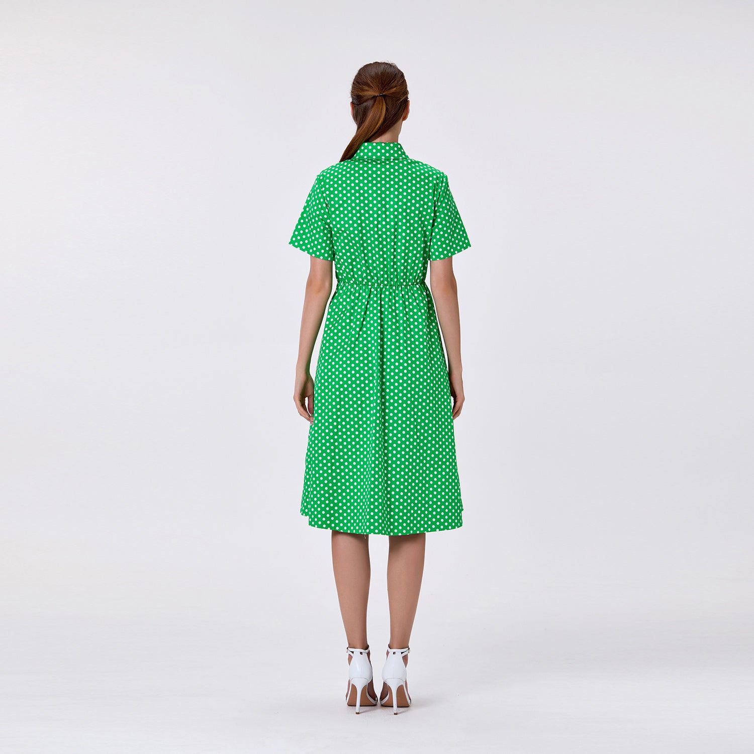 Robe chemise à pois avec ceinture