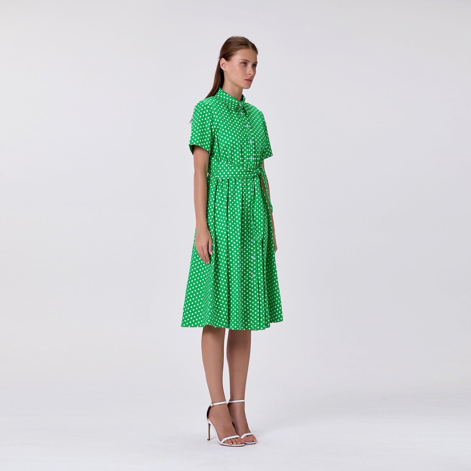 Robe chemise à pois avec ceinture