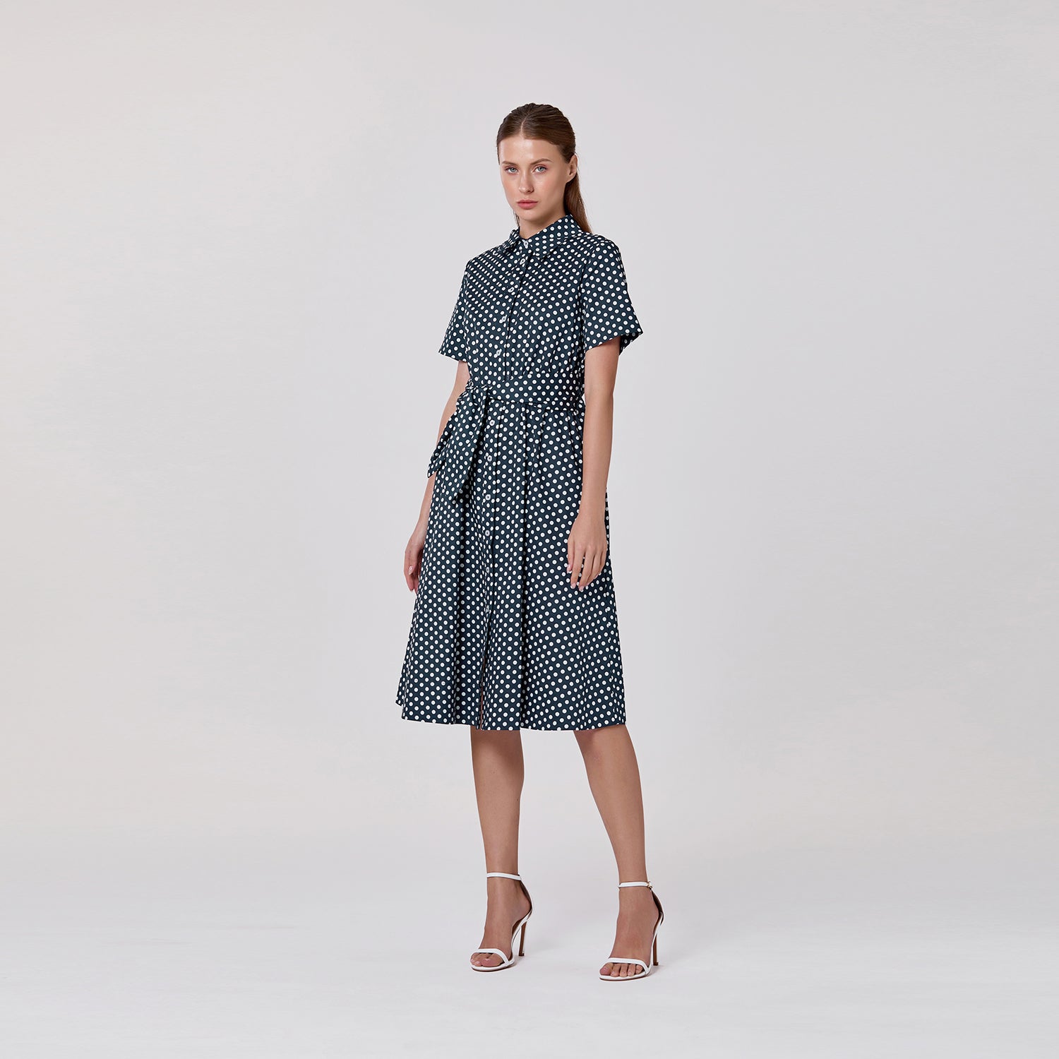 Robe chemise à pois avec ceinture