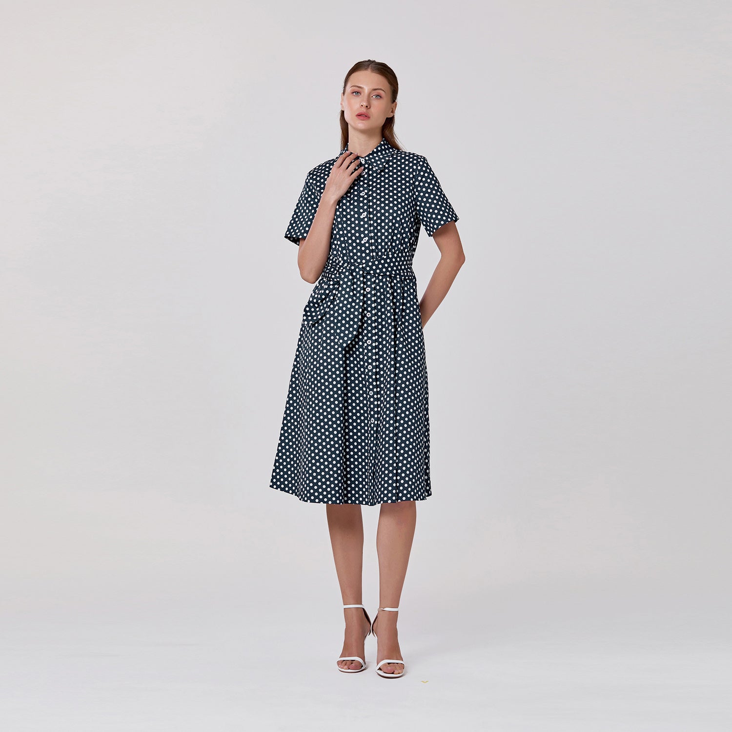 Robe chemise à pois avec ceinture