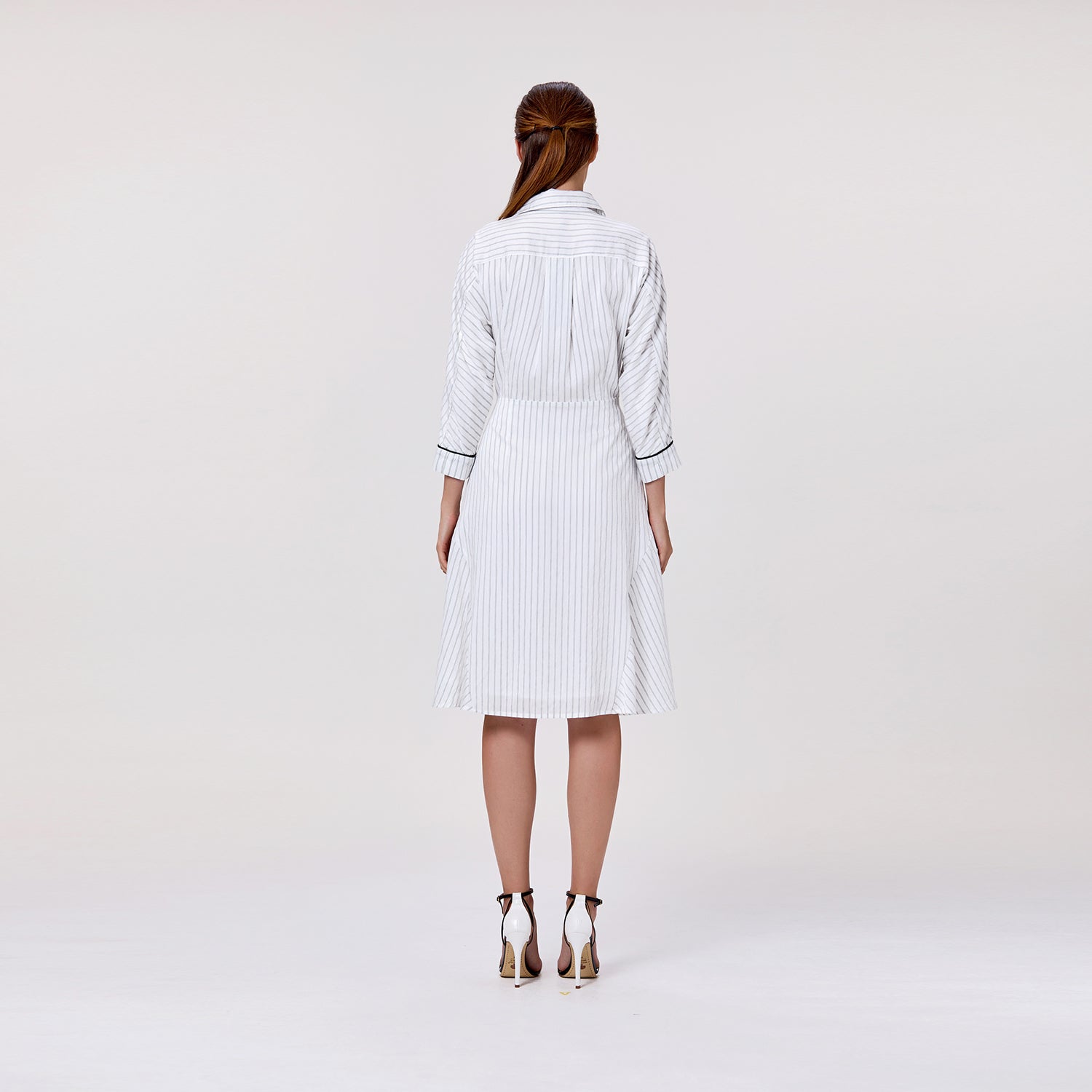 Robe chemise à fines rayures avec ourlet évasé