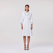 Robe chemise à fines rayures avec ourlet évasé