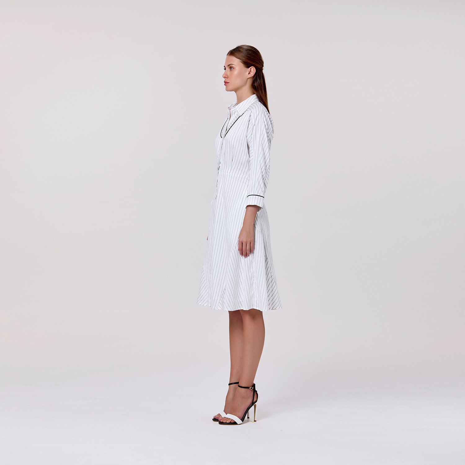 Robe chemise à fines rayures avec ourlet évasé