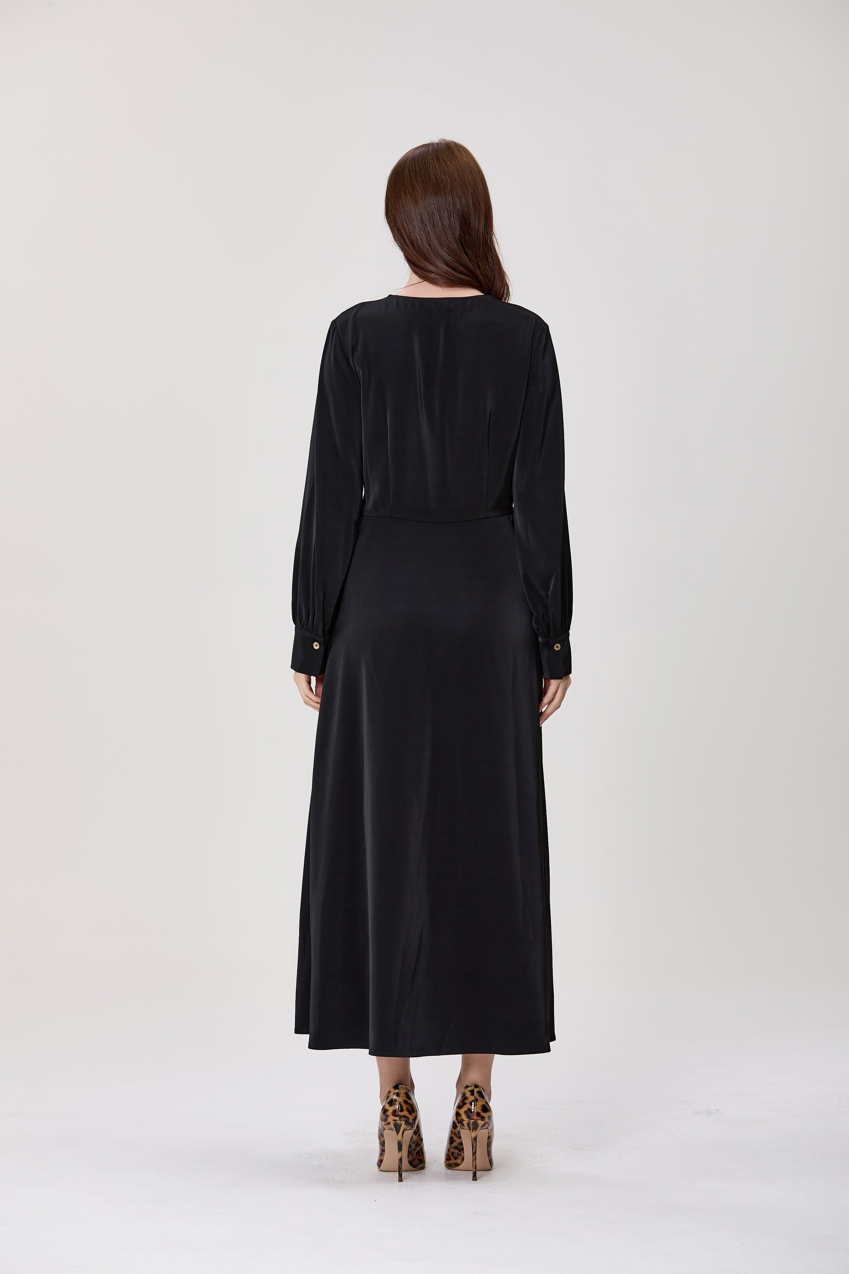 Robe midi satinée à taille drapée croisée et col noué