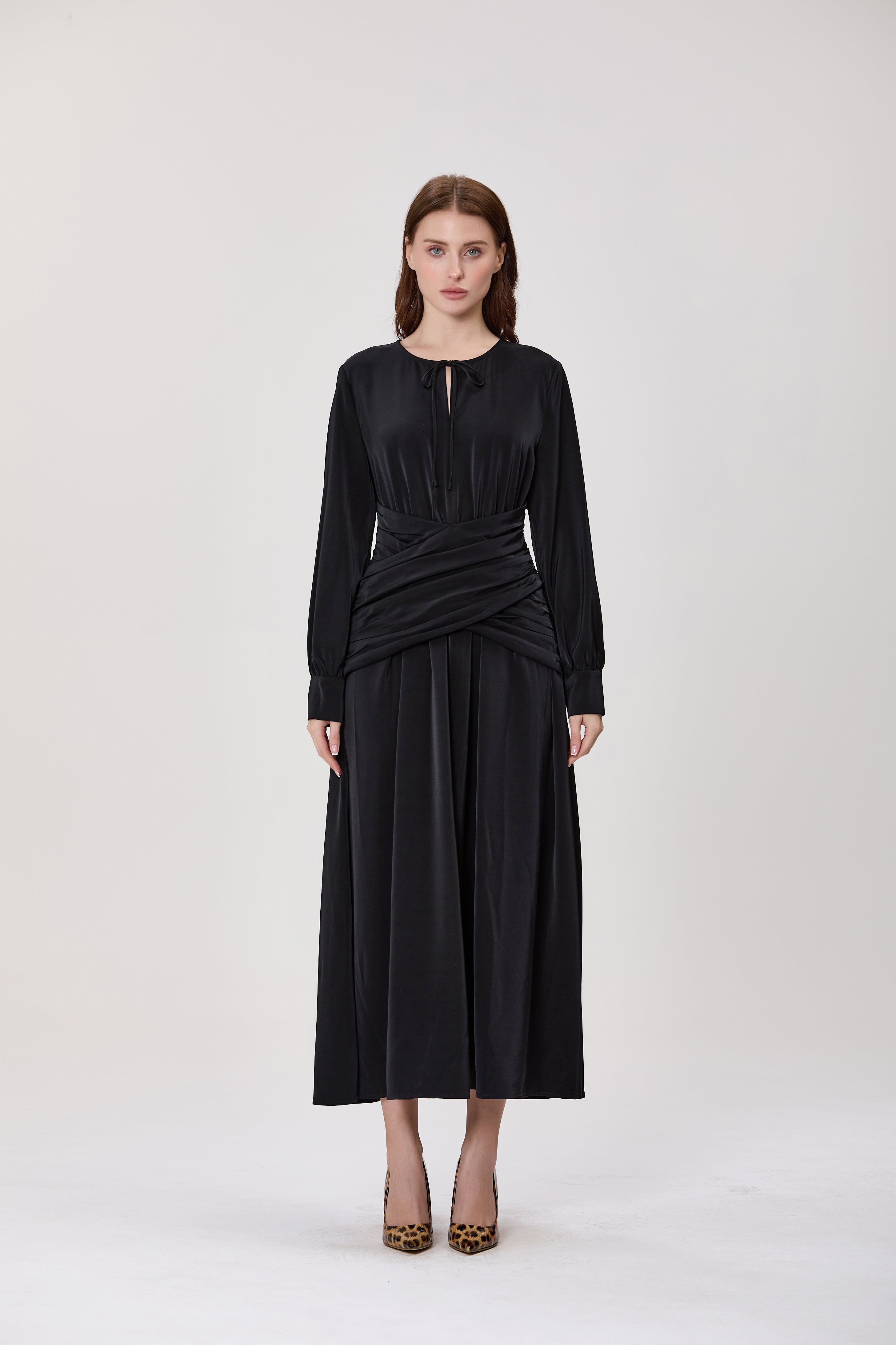 Robe midi satinée à taille drapée croisée et col noué