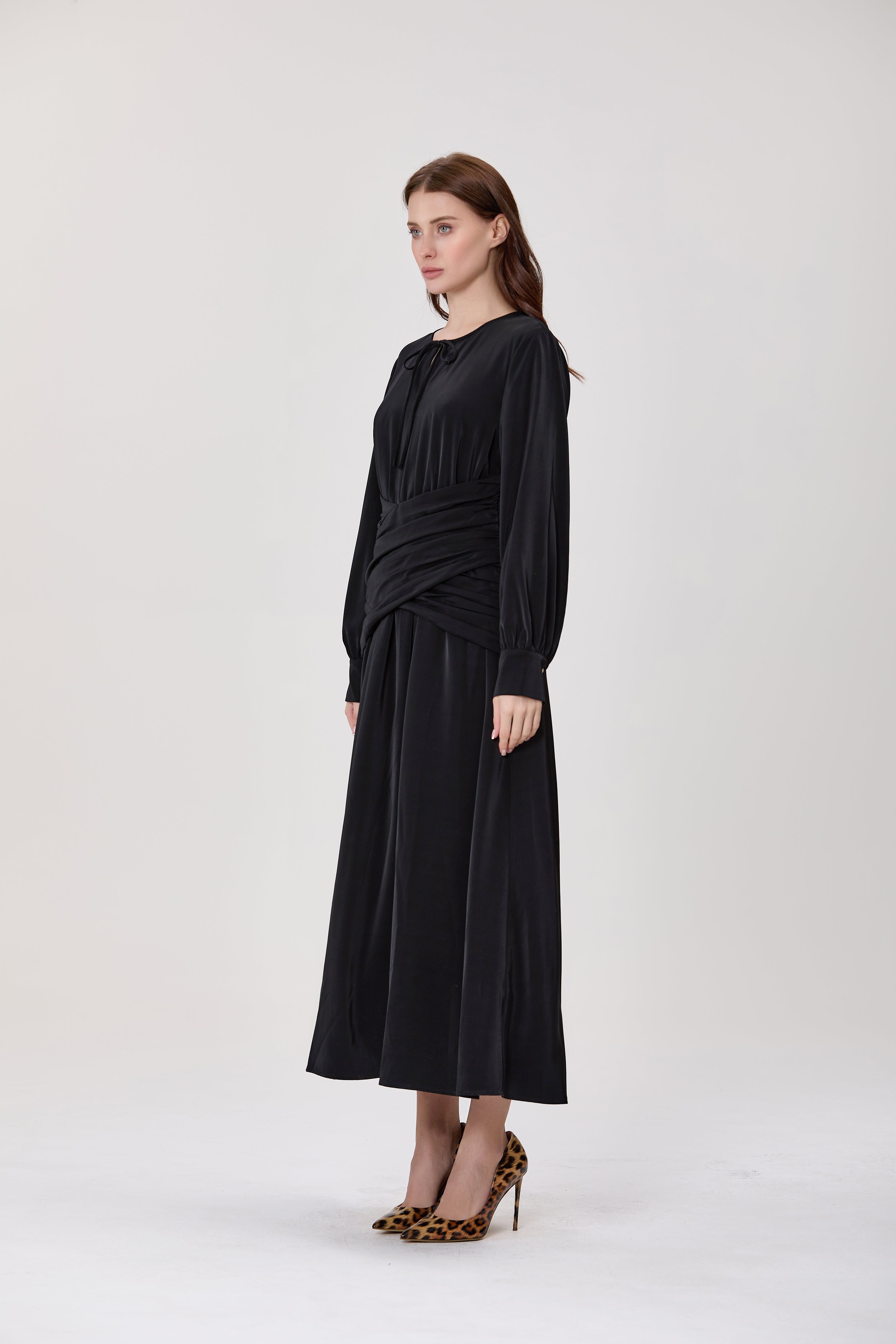 Robe midi satinée à taille drapée croisée et col noué