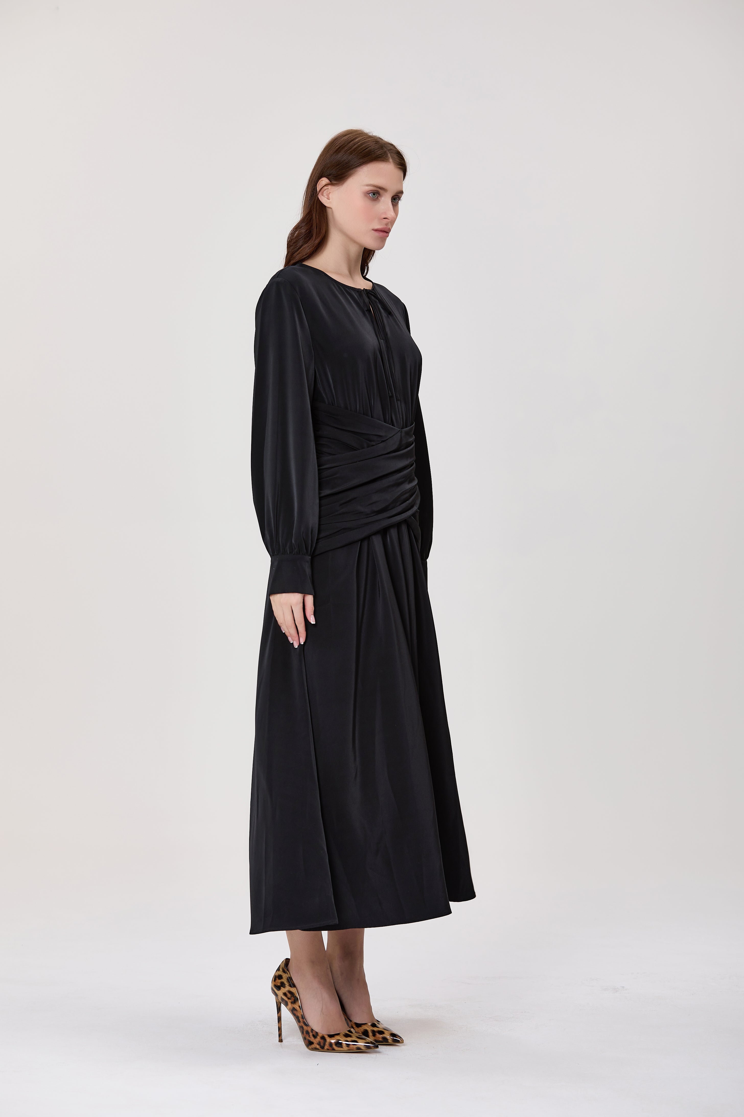 Robe midi satinée à taille drapée croisée et col noué