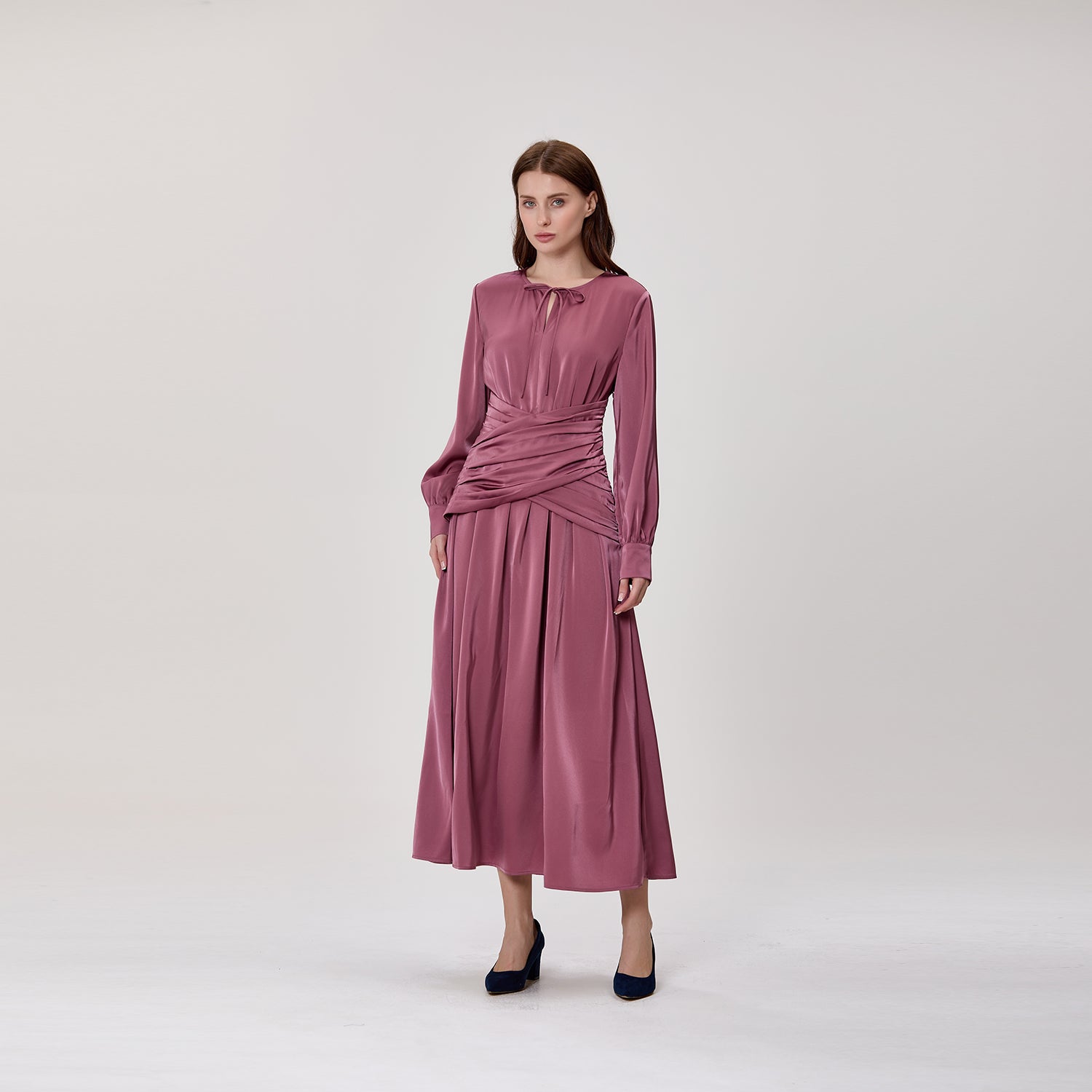 Robe midi satinée à taille drapée croisée et col noué