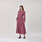 Robe midi satinée à taille drapée croisée et col noué