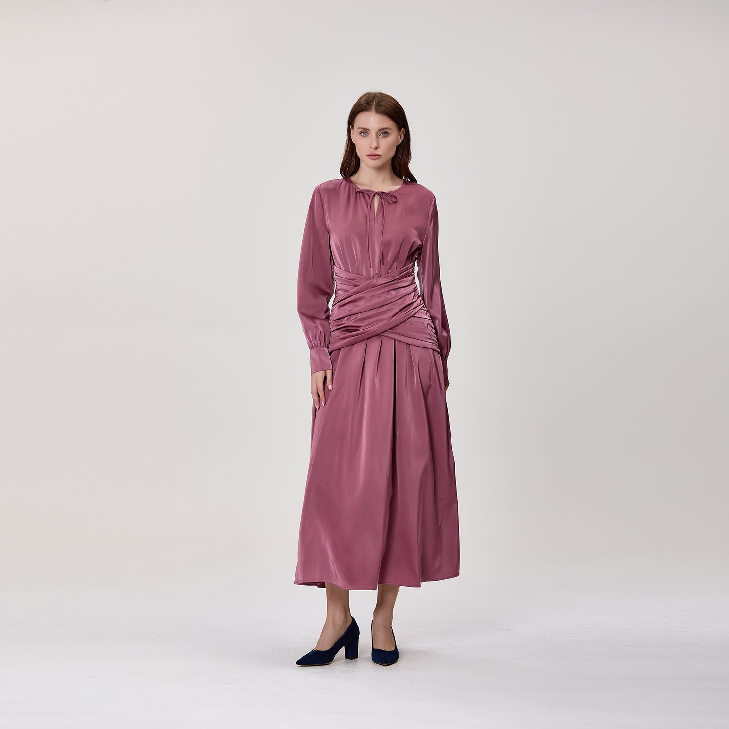 Robe midi satinée à taille drapée croisée et col noué