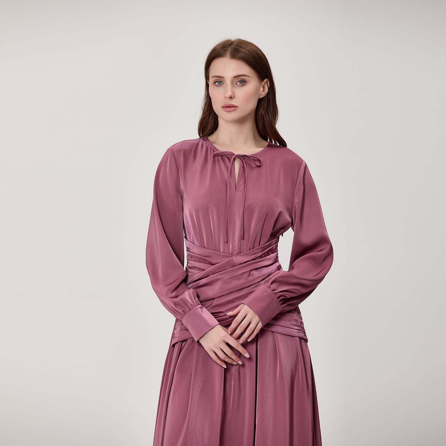 Robe midi satinée à taille drapée croisée et col noué