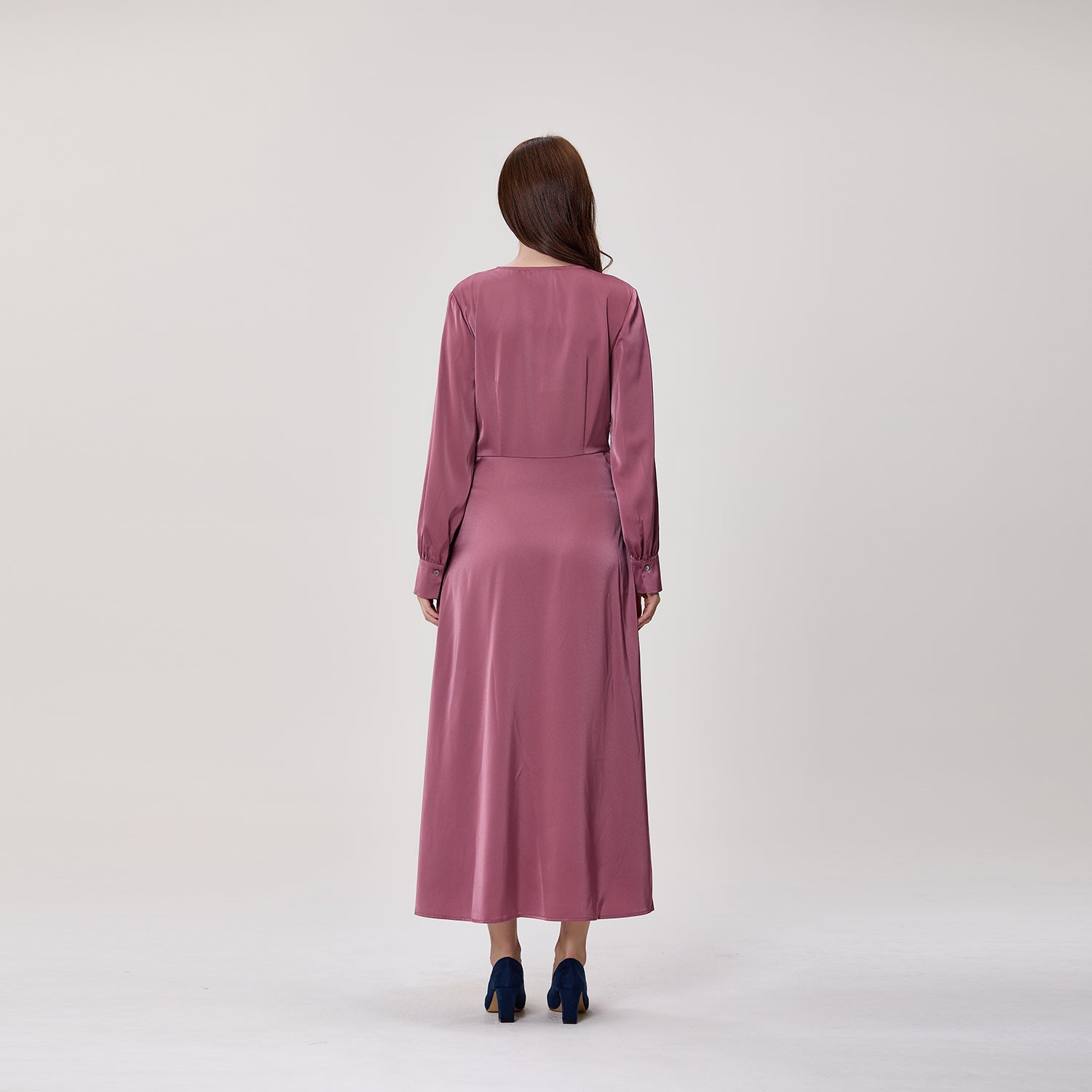 Robe midi satinée à taille drapée croisée et col noué