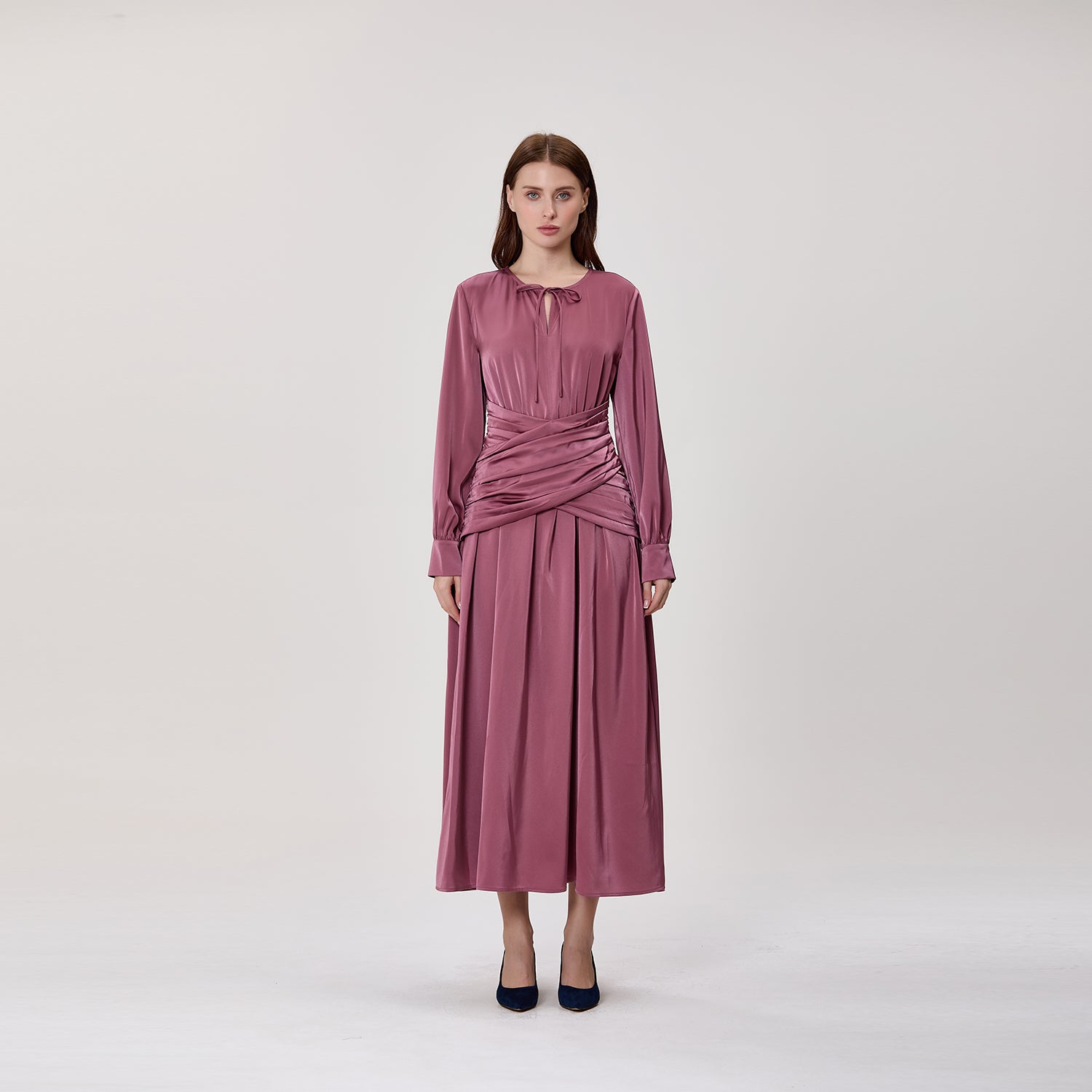Robe midi satinée à taille drapée croisée et col noué