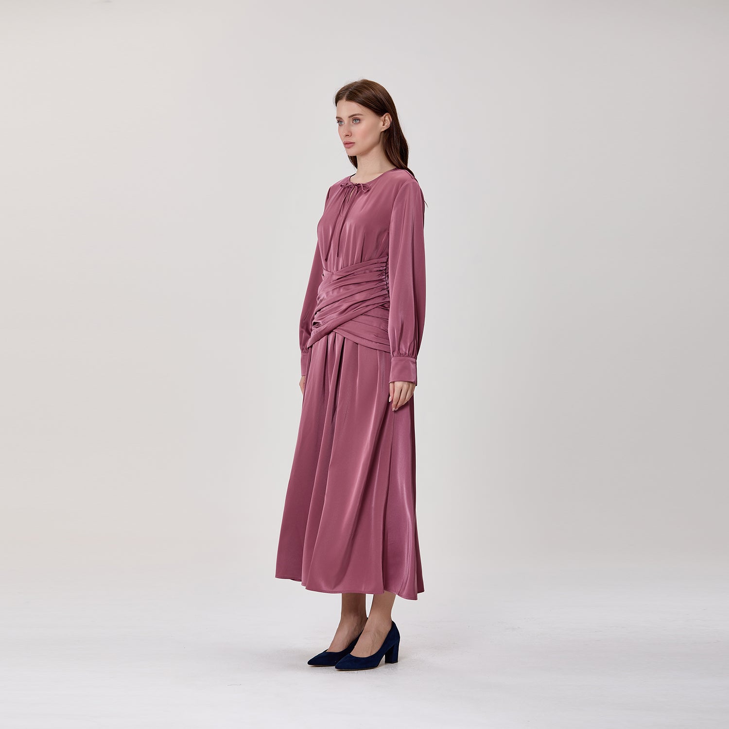 Robe midi satinée à taille drapée croisée et col noué