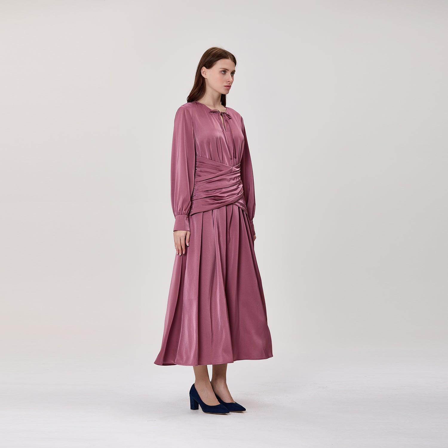 Robe midi satinée à taille drapée croisée et col noué