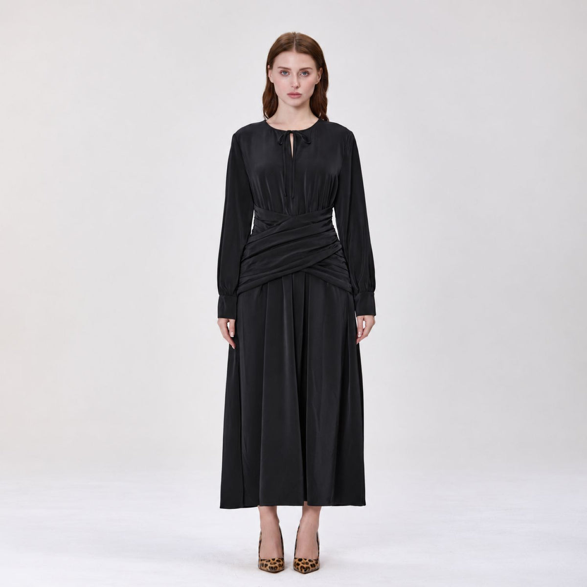 Robe midi satinée à taille drapée croisée et col noué