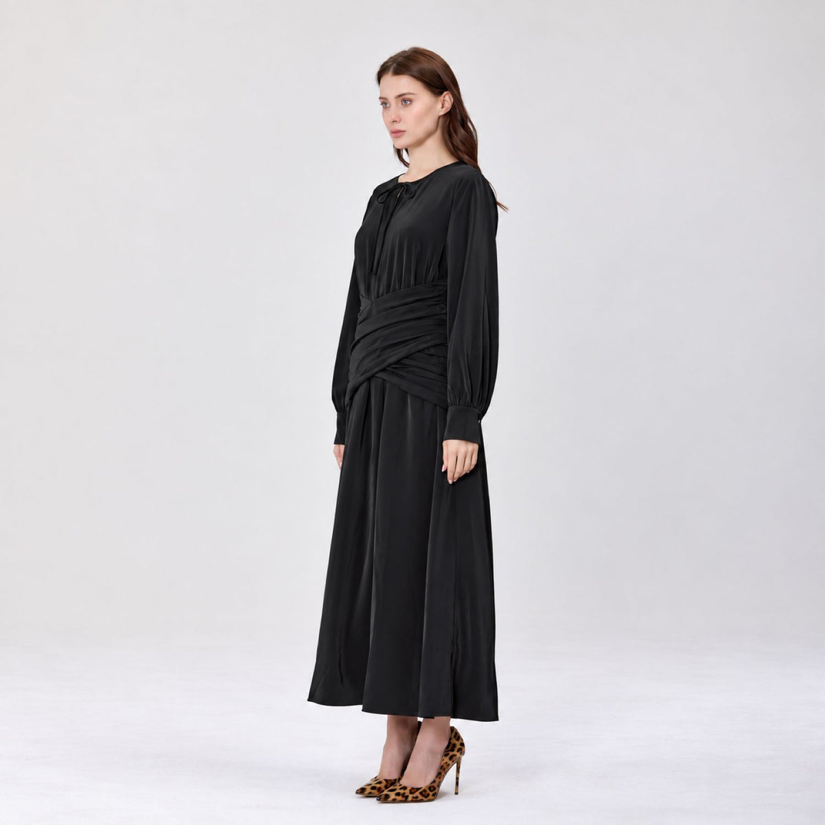 Robe midi satinée à taille drapée croisée et col noué