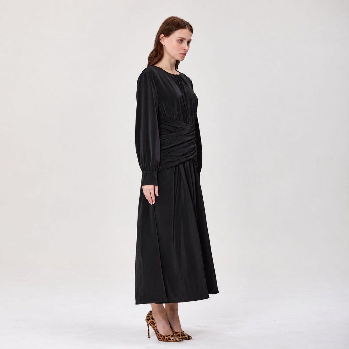 Robe midi satinée à taille drapée croisée et col noué
