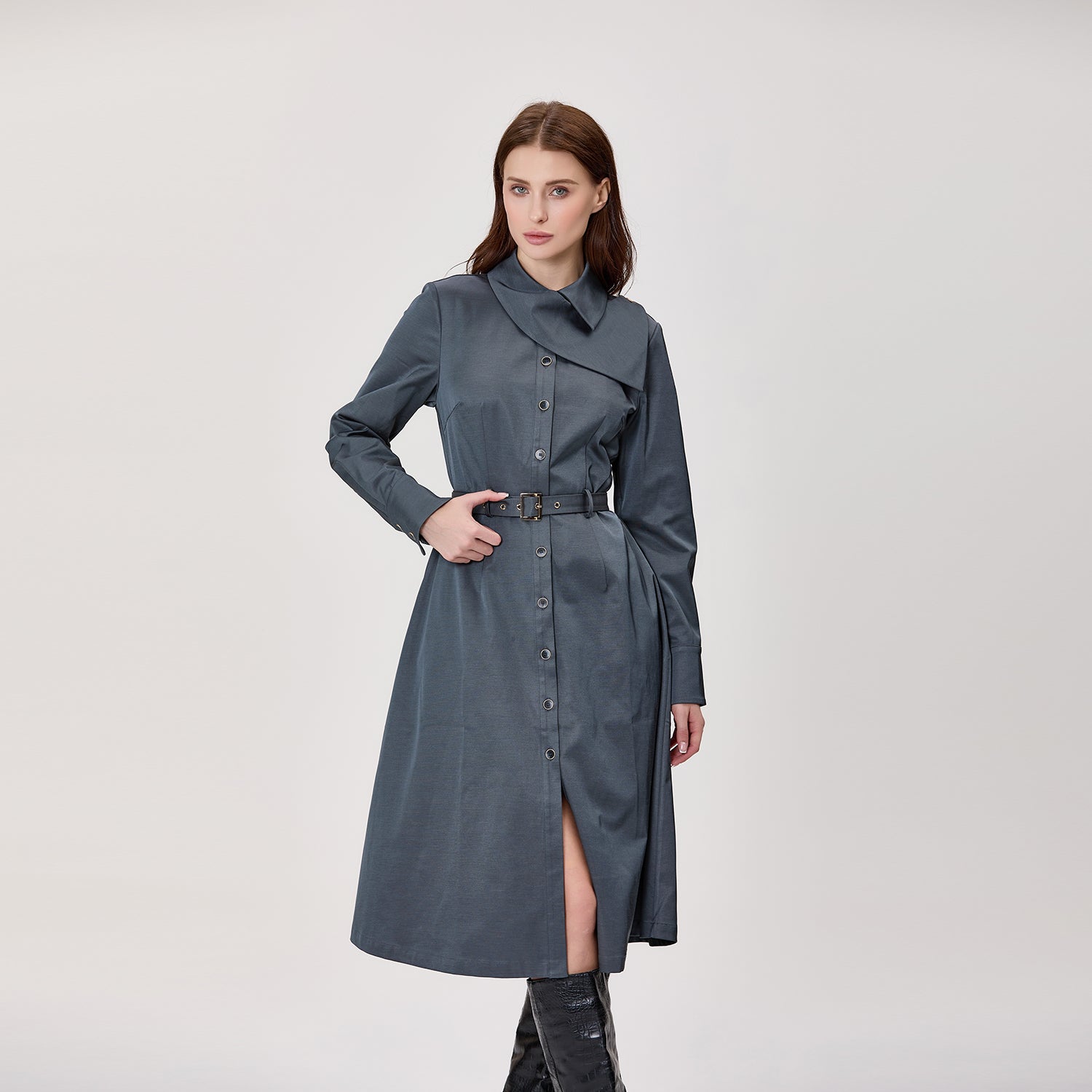 Robe chemise midi à col asymétrique ceinturée