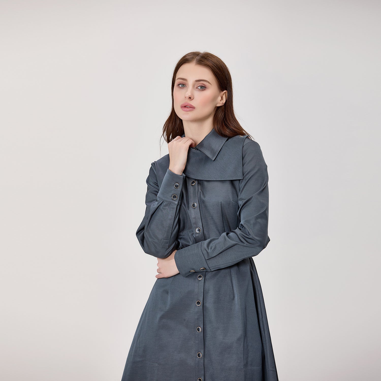 Robe chemise midi à col asymétrique ceinturée