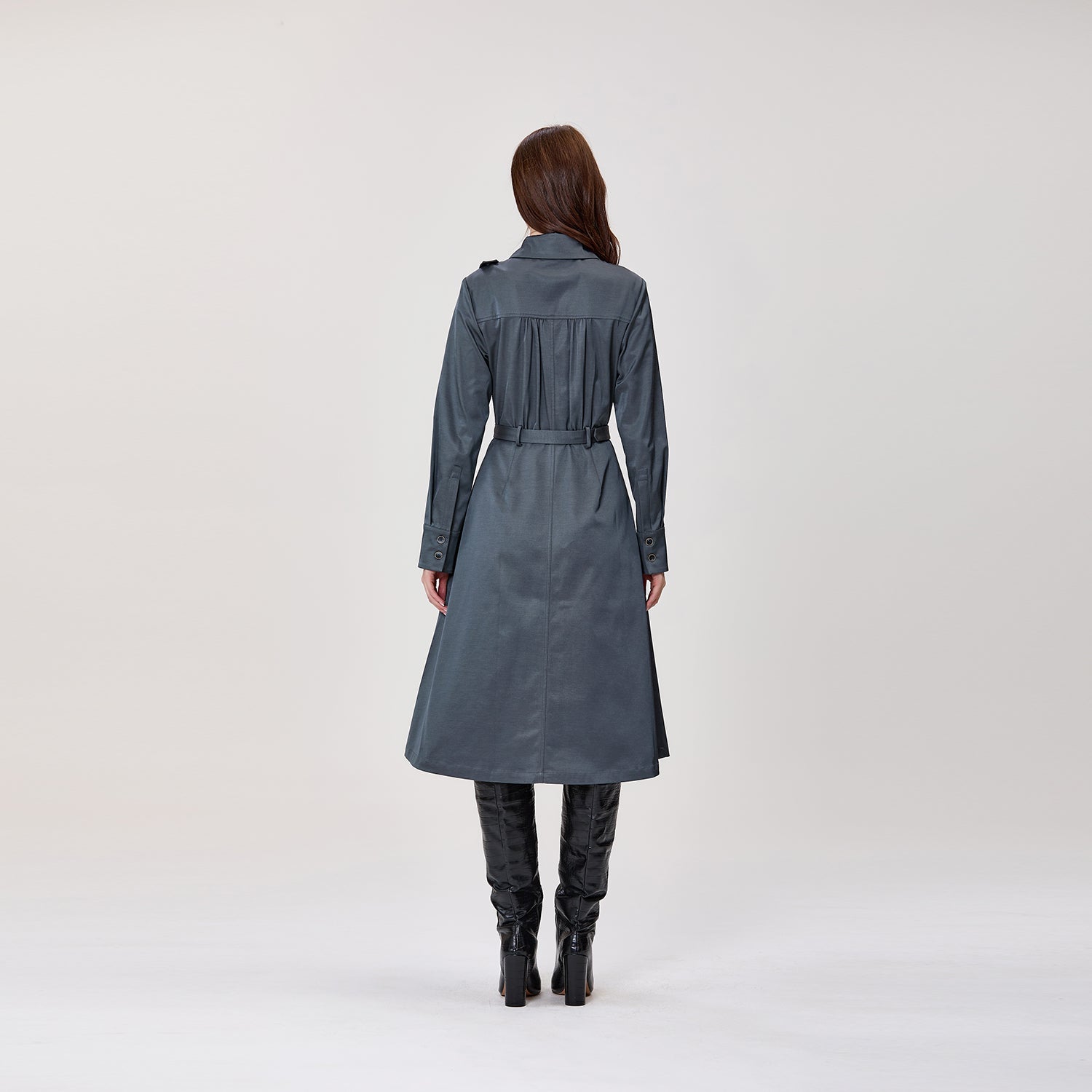 Robe chemise midi à col asymétrique ceinturée
