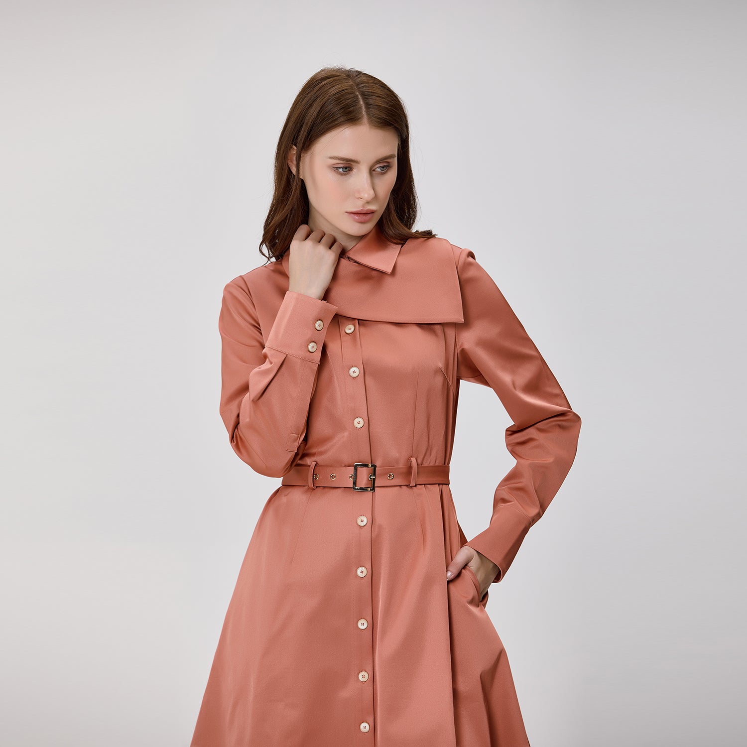 Robe chemise midi à col asymétrique ceinturée